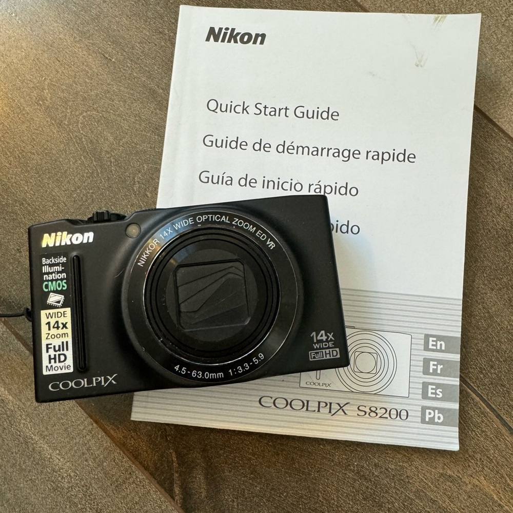 Nikon Coolpix S8200 in Black